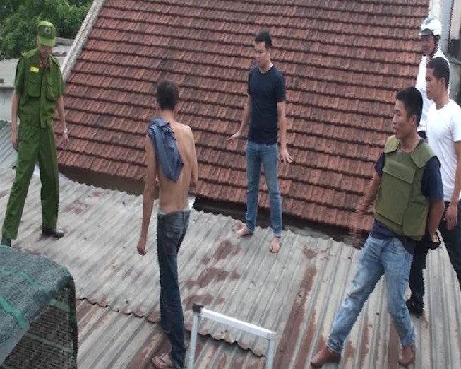 Công an thông tin vụ ngáo đá cầm dao cố thủ nhiều giờ