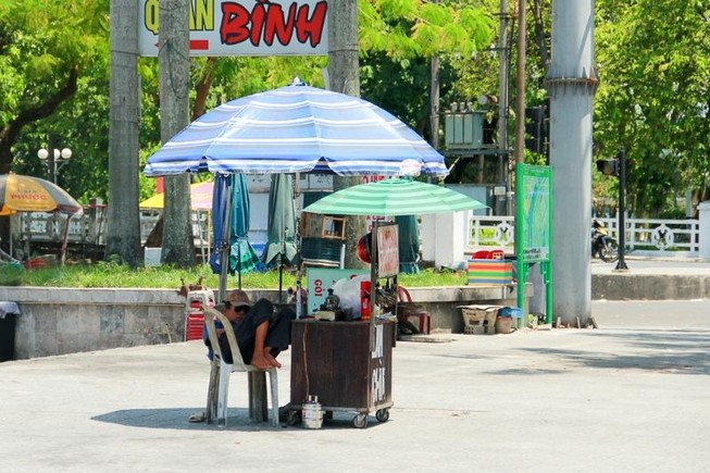 Người dân miền Trung chật vật với cái nắng nóng như thiêu đốt