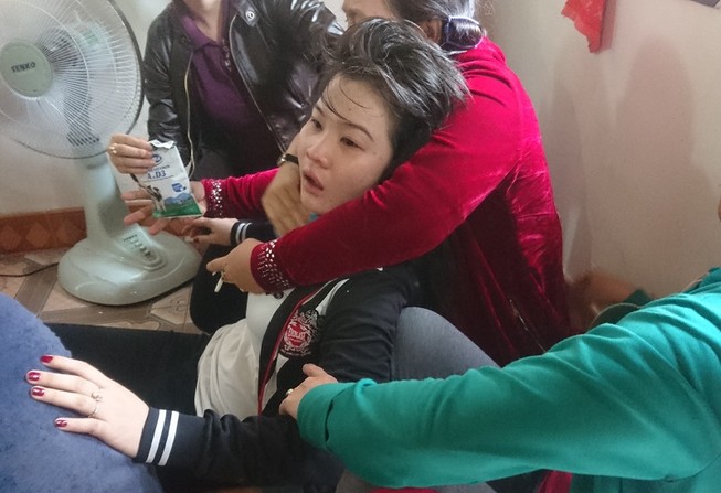 Cô dâu khóc nghẹn bên thi thể chồng vụ tai nạn 13 người chết