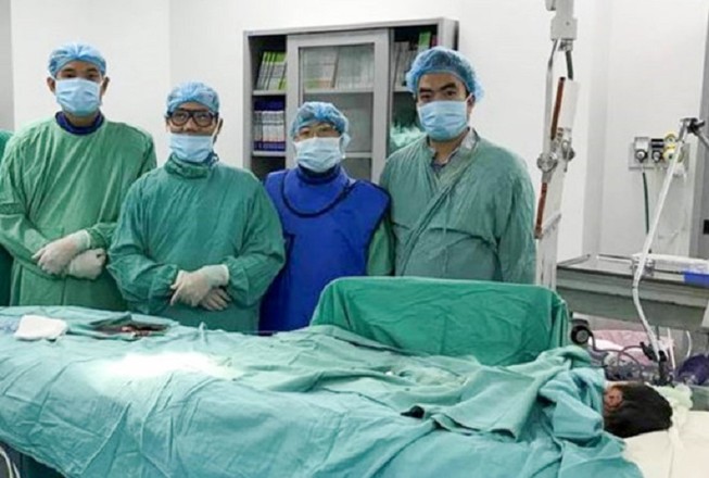 Bé 1 ngày tuổi được cứu sống ngoạn mục