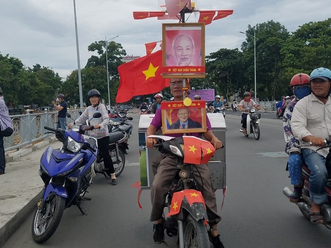 Độc chiêu cổ vũ Olympic Việt Nam của người đàn ông bán bánh mì