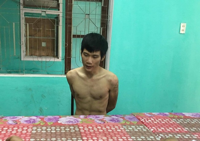 Kẻ ngáo đá xông vào nhà dân đòi đập phá tài sản