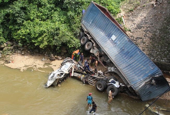 Húc tung lan can cầu, container lao xuống suối