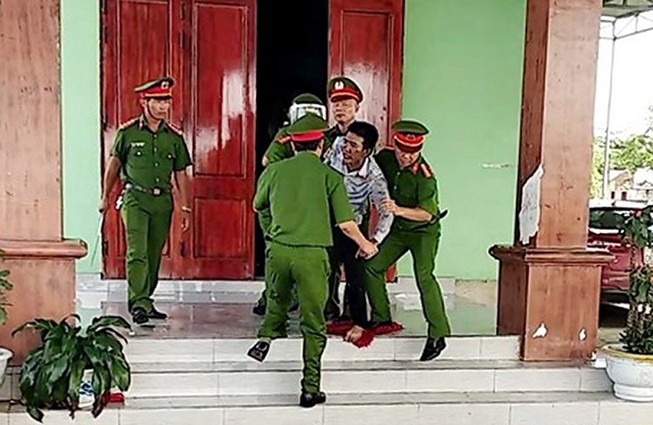 Cha ruột nhốt 3 con nhỏ trong phòng ép cùng tự thiêu