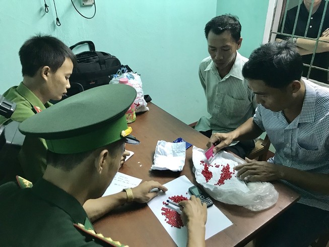 Bắt người đàn ông giấu hàng trăm viên ma túy mua từ Lào