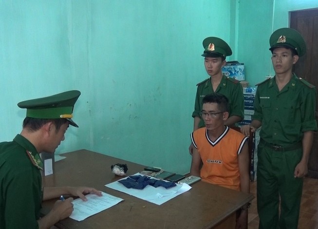 Giấu hơn 1.600 viên ma túy tổng hợp trong lọc gió xe máy