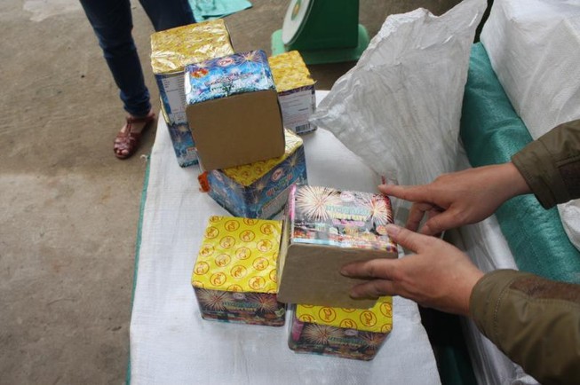 Gắn biển giả để vận chuyển hơn 350 kg pháo lậu
