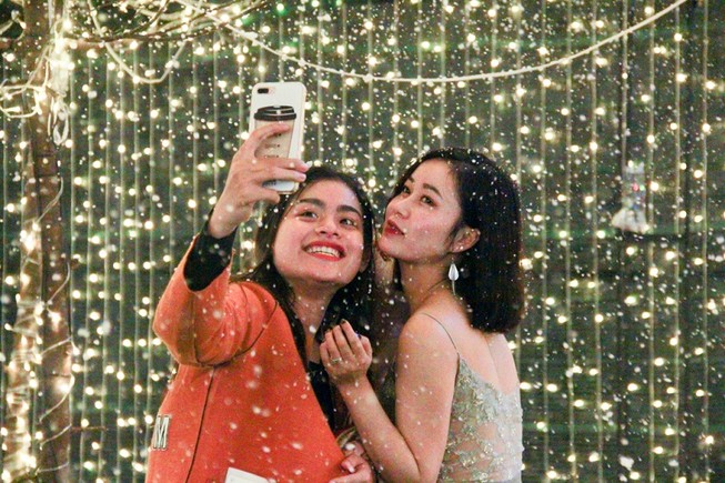 Giời trẻ thích thú check in với 'tuyết rơi' đêm giáng sinh