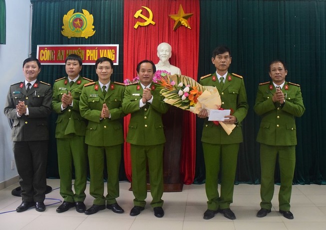 Khen thưởng lực lượng công an bắt kẻ cướp đâm bé 10 tuổi