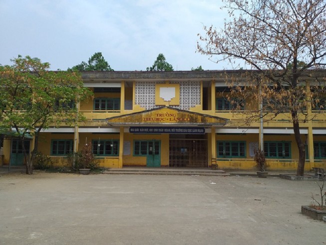 1 người vào trường tiểu học giật dây chuyền nhiều học sinh