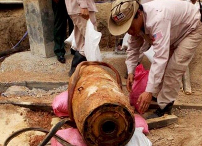 Phát hiện quả bom gần 350kg khi đào móng nhà