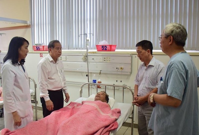 Chủ tịch tỉnh thăm hỏi người dân bị 'cát tặc' hành hung
