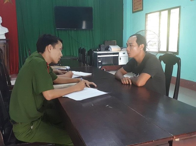 Bắt 2 'sa tặc' lên bờ đuổi chém người dân
