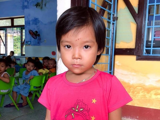 Tìm người thân cho bé gái bị lạc trên bãi biển Thuận An