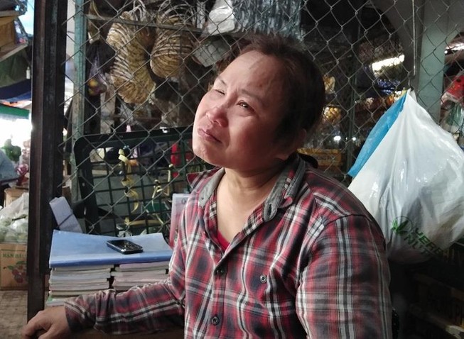 Người mẹ mù lòa khóc vì con trai đâm người nhắc vượt đèn đỏ