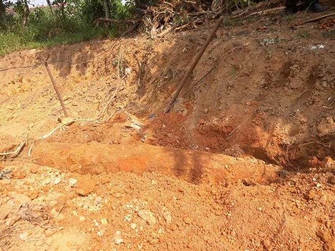 Đào đất xây nhà thì phát hiện bom gần 2m