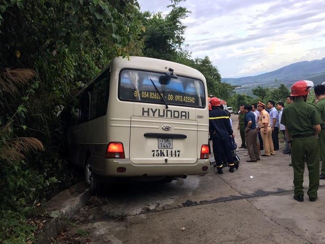 Xe chở sinh viên nước ngoài va vào núi, 14 người bị thương