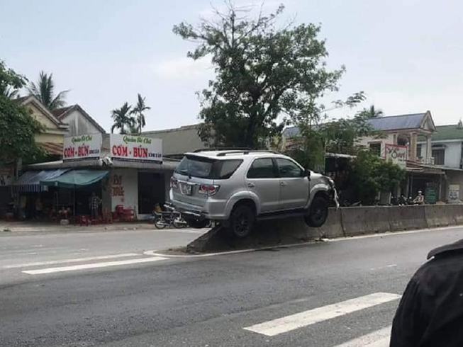 Ô tô nằm gọn trên dải phân cách