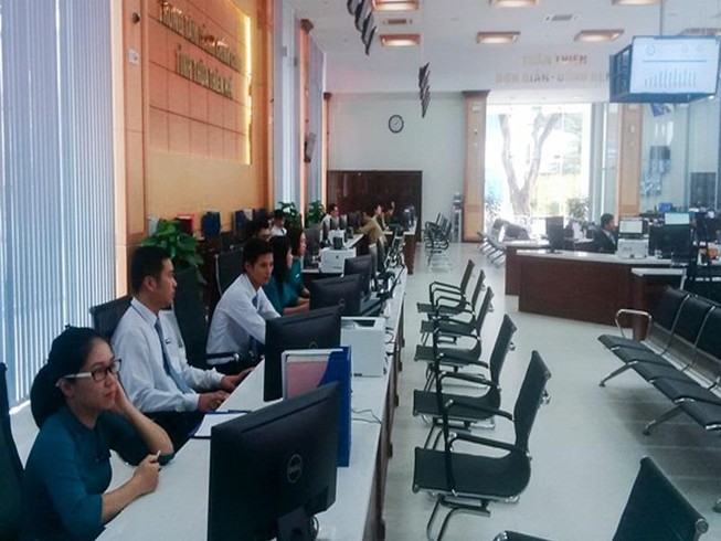 Cấm viên chức đeo tai nghe trong giờ làm