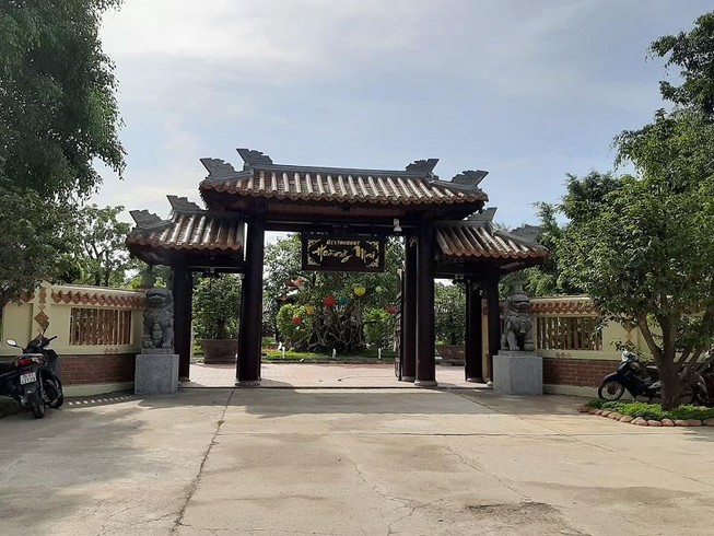 Cán bộ phải trèo tường vào kiểm tra resort