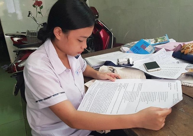 Thí sinh dự thi với đề in trên khổ giấy đặc biệt