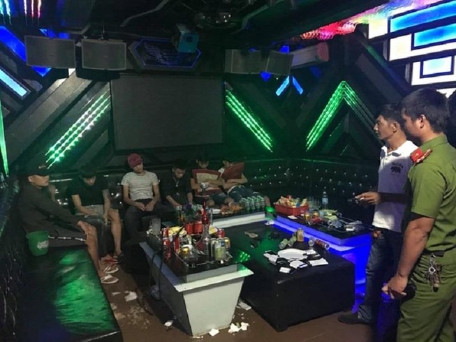 47 nam nữ dương tính với ma túy trong quán karaoke ở Huế