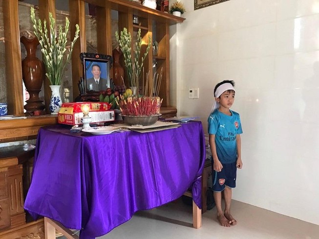 Vụ 5 ngư dân mất tích: Người thân để tang, lập bàn thờ