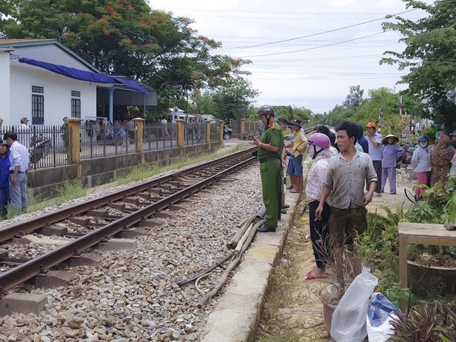 Băng qua đường sắt, người đàn ông bị tàu tông tử vong