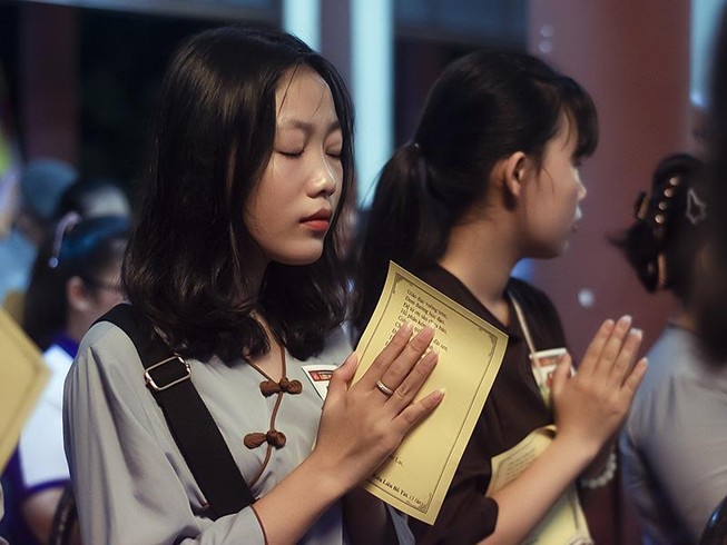 Xúc động nghi thức 'bông hồng cài áo' mùa Vu lan
