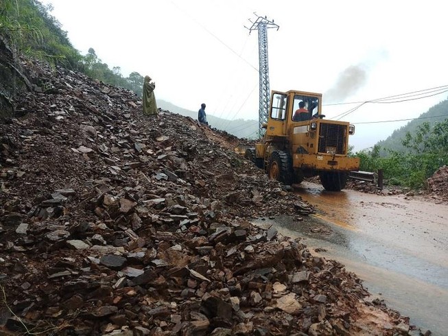 Mưa lớn, nhiều đoạn đường Hồ Chí Minh qua Quảng Trị bị sạt lở