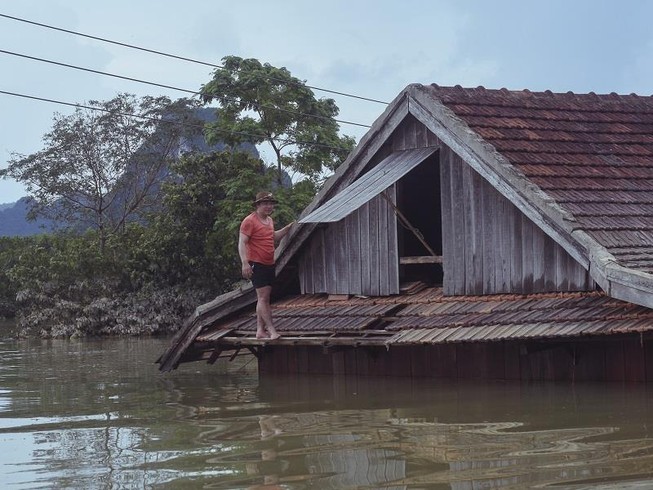 Dân vùng lũ Quảng Bình co ro chờ nước rút