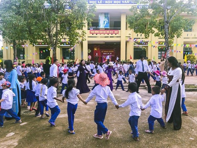 Học sinh vùng lũ Bình - Trị - Thiên khai giảng năm học mới