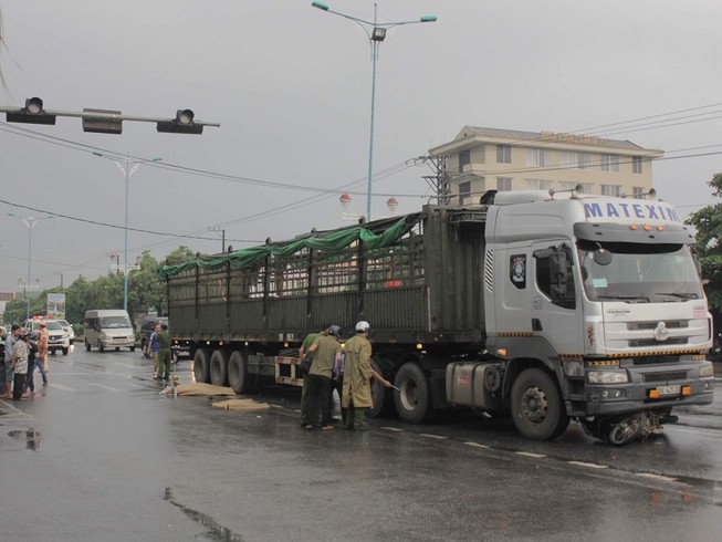 Va chạm với ô tô tải, hai phụ nữ thương vong