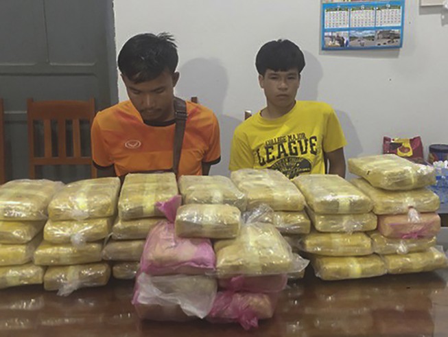 Bắt 2 người mang 200.000 viên ma túy vào Việt Nam