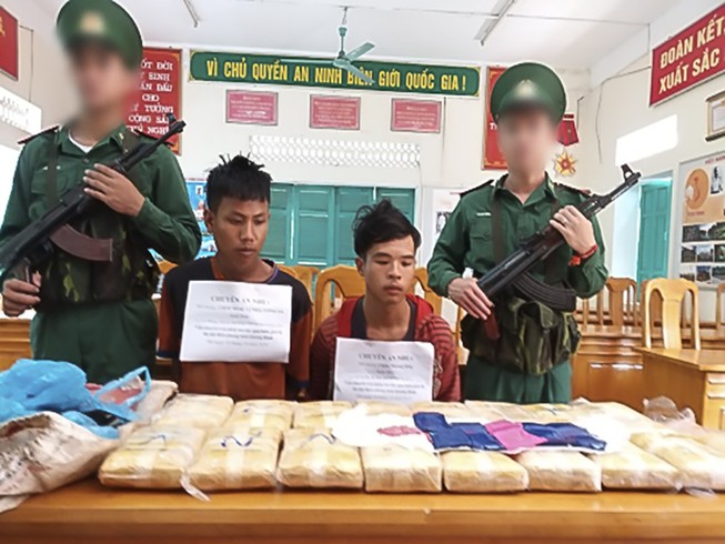 Bắt 2 người vận chuyển 100.000 viên ma túy vào Việt Nam