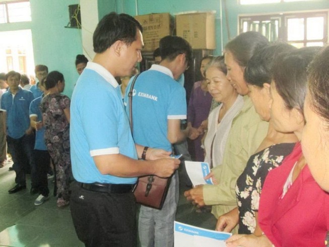 Eximbank chung tay hướng về miền Trung