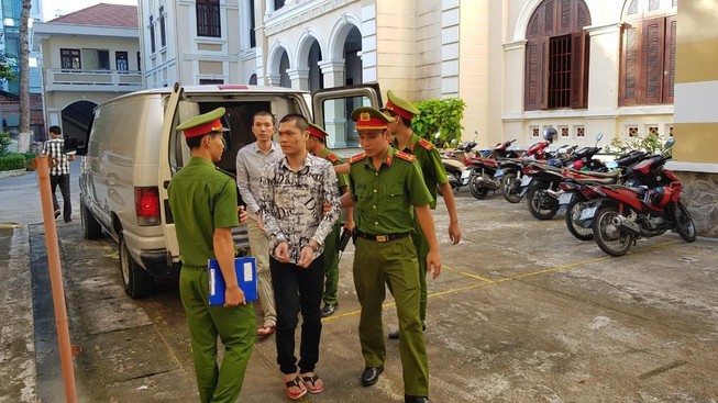 Giết người tại quán nhậu: Em lãnh án chung thân, anh 20 năm tù