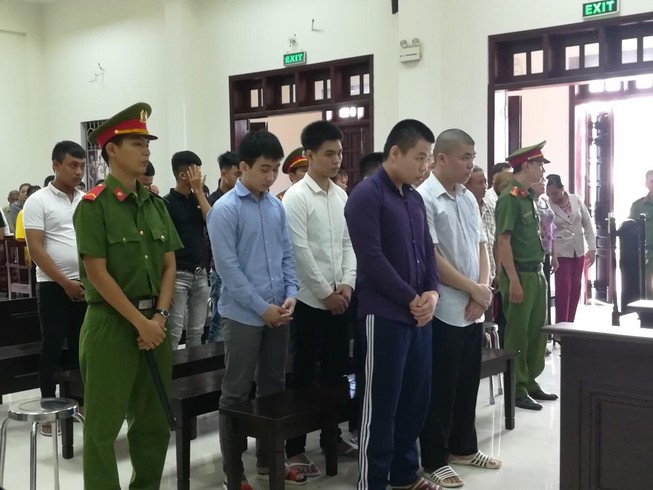 Đang xét xử 10 bị cáo truy đuổi làm chết người chở bạn gái