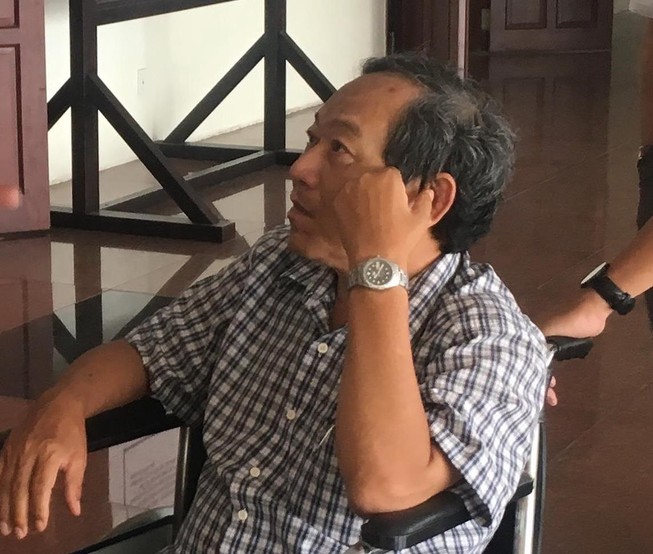 Cựu giám đốc bệnh viện hầu toà trên xe lăn