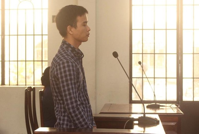 Kề dao vào đầu bạn gái rồi gây án mạng với người can ngăn