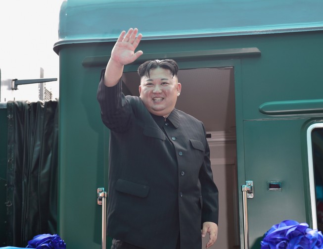 Chủ tịch Triều Tiên Kim Jong-un lên tàu rời Việt Nam
