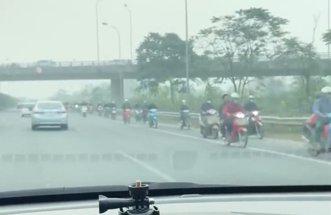 Hàng loạt xe máy bất chấp chạy ngược chiều trên cao tốc