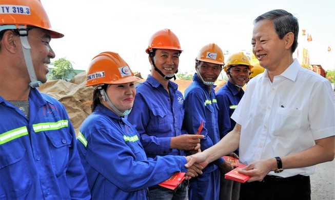 Lãnh đạo TP.HCM xông đất, lì xì cho các công nhân