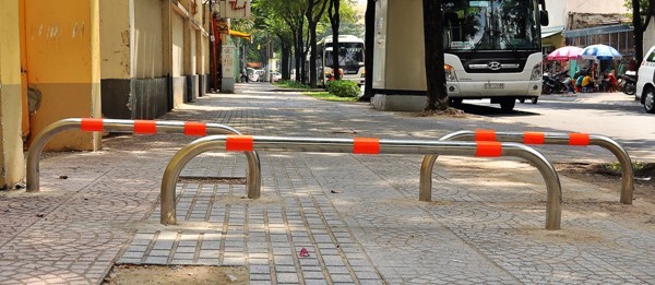 Gắn barie ngăn xe máy leo vỉa hè