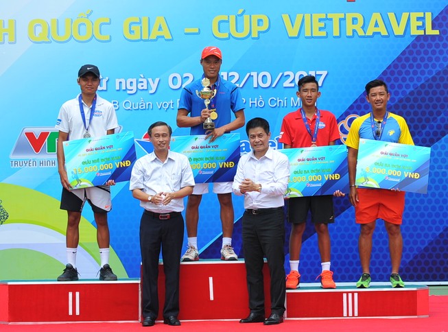 Tay vợt Phạm Minh Tuấn rơi nước mắt lên ngôi vô địch
