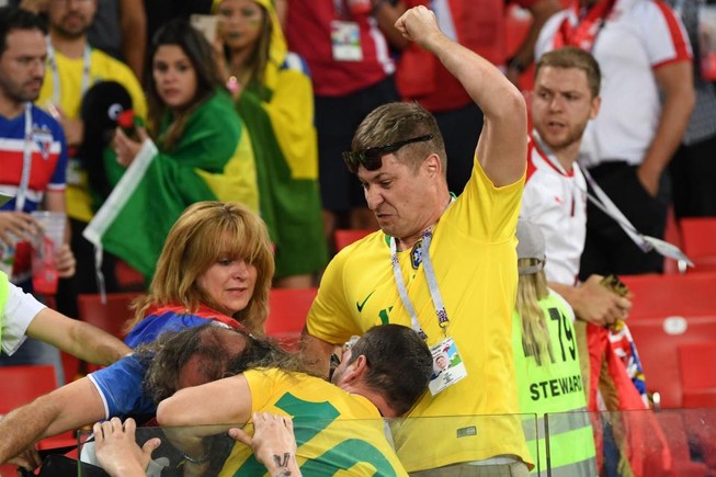 Fan Brazil hỗn chiến với Serbia trên khán đài Spaktar