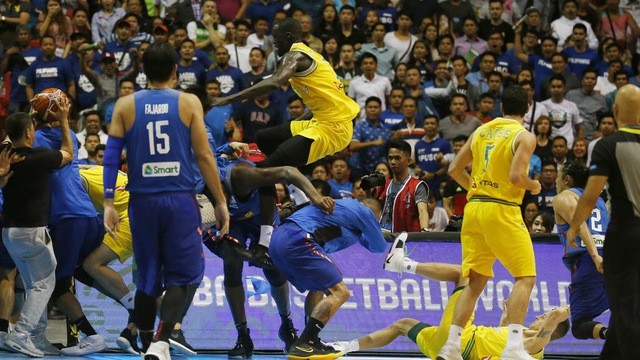 Hỗn chiến không khác võ đài tại giải bóng rổ FIBA World Cup