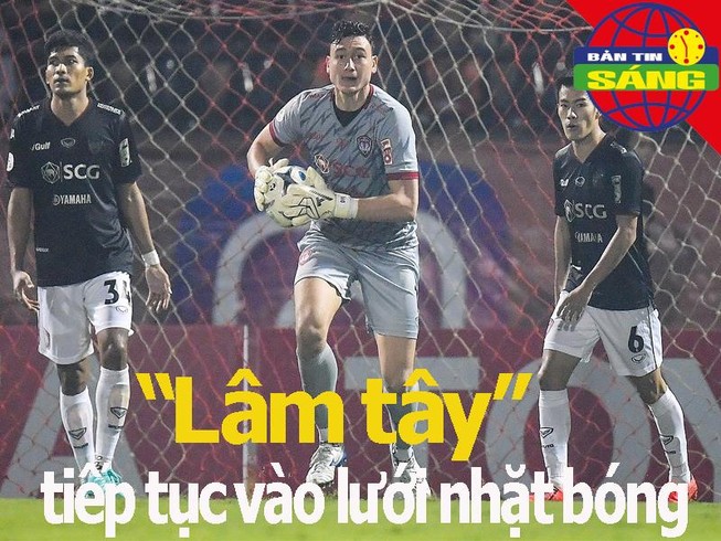 'Lâm tây” vào lưới nhặt bóng, Federer đi tiếp tại Pháp mở rộng