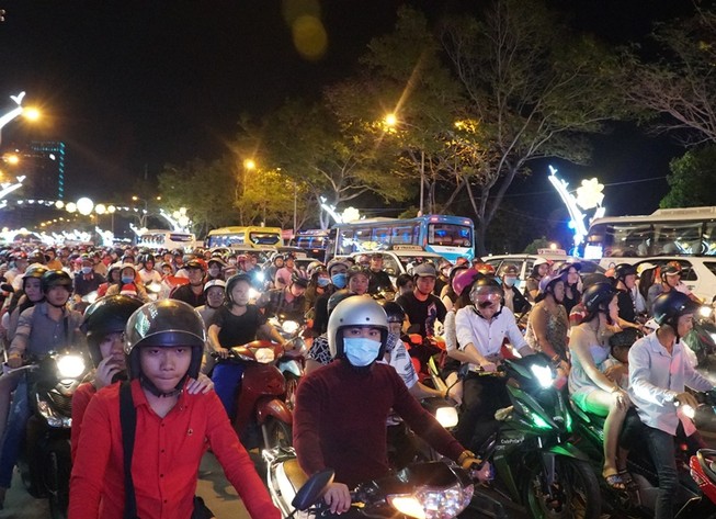Trung tâm TP.HCM kẹt cứng đêm Giáng sinh
