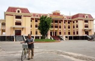 Xây tòa án như lâu đài